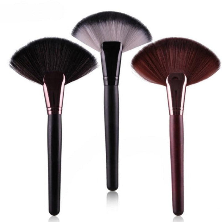 Large Fan Brush – The Perfect Tool for Seamless Makeup Application