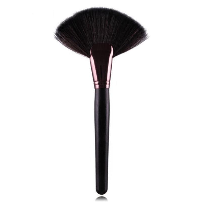 Large Fan Brush – The Perfect Tool for Seamless Makeup Application