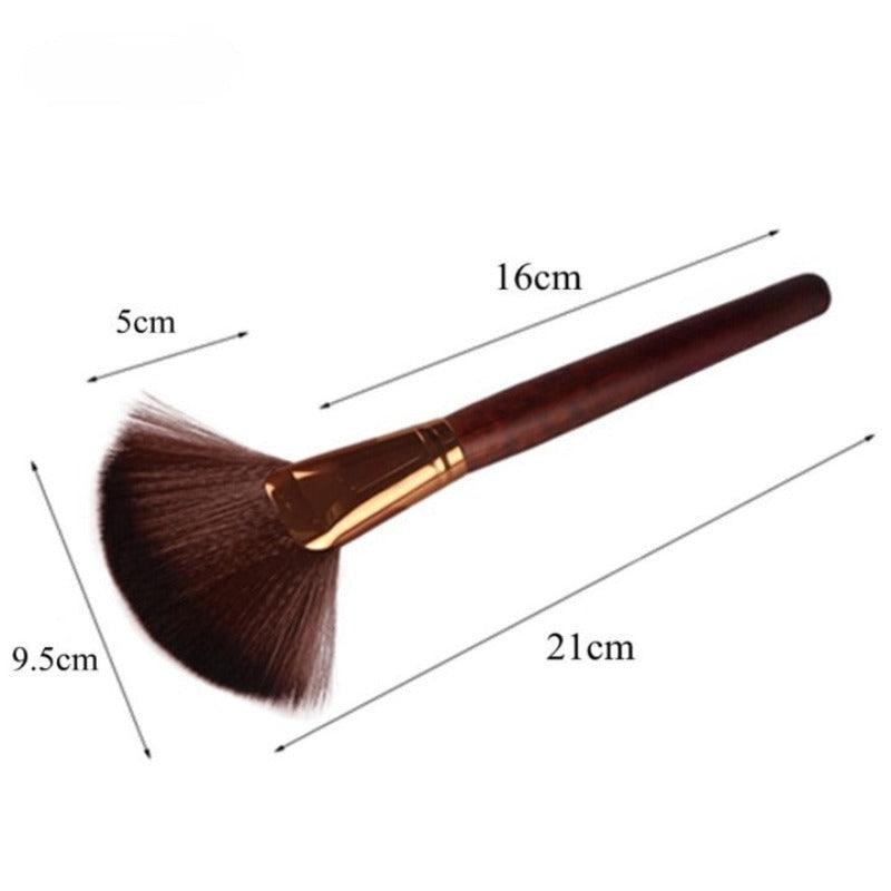 Large Fan Brush – The Perfect Tool for Seamless Makeup Application